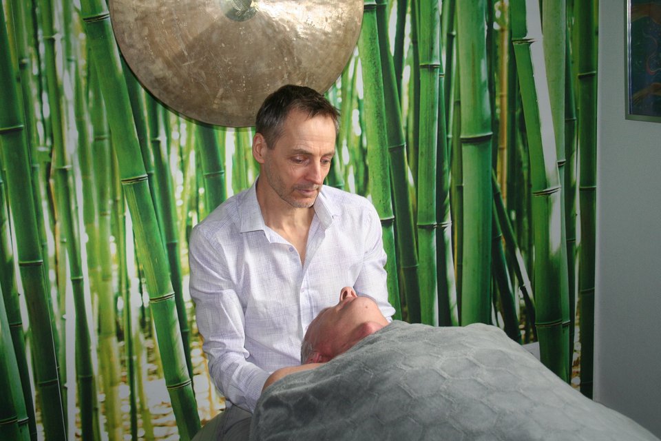 Les mains de Ludovic accompagnent le visage et la tête pendant une séance.