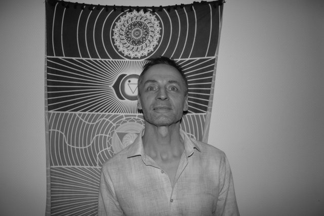 Portrait de Ludovic Debruyne en noir et blanc.